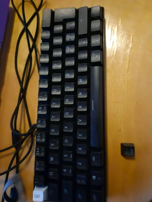 Aurora Mechanical Gaming Keyboard - Tja säljer ett gaming keyboard som är typ oröd. Man kan ändra färg på de också. Skriv vid fundering Ny pris 800kr.
