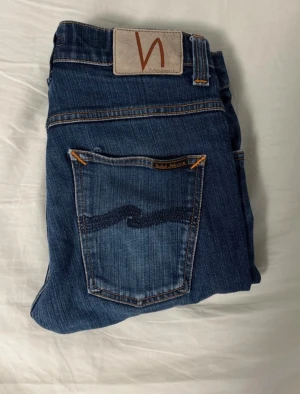 Nudie jeans Grim tim W 31 L32 - Det Extremt bra kvalitet  Moddel: Grim tim Obs för mer bilder kontakta mig svarar direkt Skickar dagen du köper