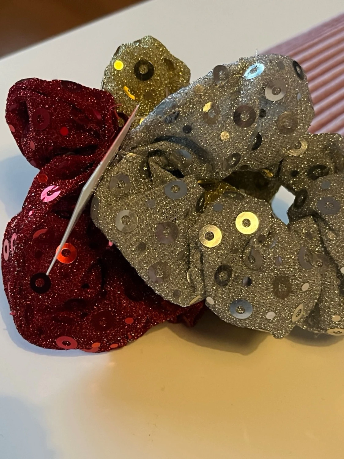 Glittriga scrunchies med paljetter - 1