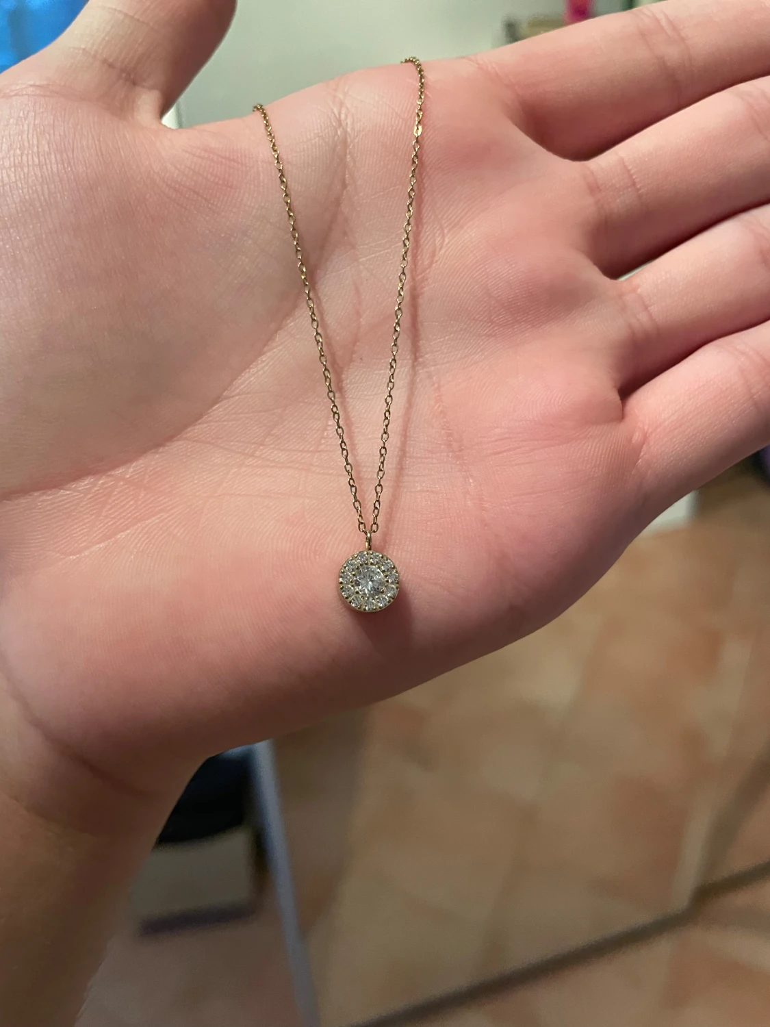 Fint guldfärgat halsband. - 1