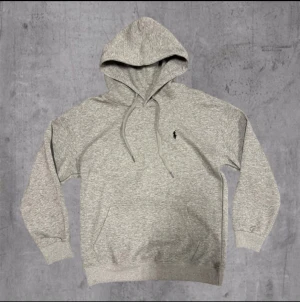 Grå raulf lauren hoodie - Hej säljer en grå raulf lauren hoodie använd några gnr pris kan diskuteras riktig bra material skön inuti perfekt för dig som vill ha en skön varm tröja som är stilig.                                                                          ops inge snöre med👍