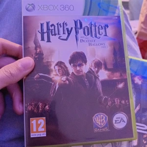 Harry Potter and the Deathly Hallows Part 2 (Xbox 360) - Harry Potter and the Deathly Hallows Part 2 till Xbox 360. Komplett med fodral och skiva i fint skick. Upplev episka strider och magi i kampen mot Voldemort. PEGI 12. Perfekt för fans av både Harry Potter och actionspel.