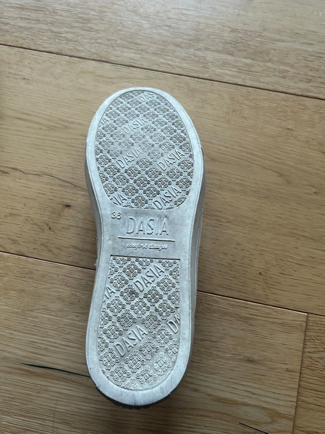 Beige slip-on sneakers från Dash - 4