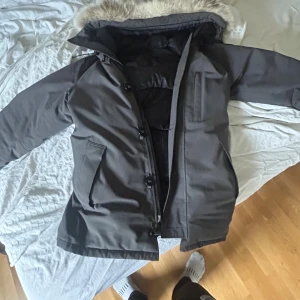 Canada goose Chateau Parka  - Riktigt snygg vinterjacka i storlek S (fits M) Passar till allt. Köpte jackan för 2 vintrar sen och den är i riktigt bra skick, om ni vill se närbilder/äkthetsbevis skriv👇 