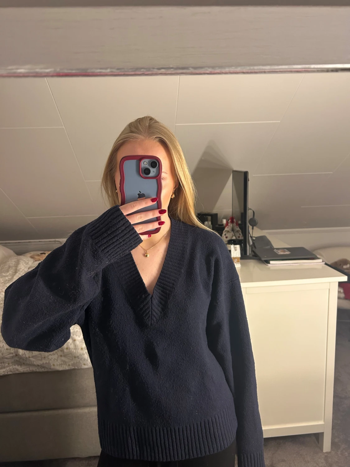 Mörkblå stickad tröja m v-ringning - 1