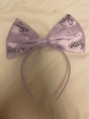 Dollystyle autograf - Dollystyle diadem med autograf.skriv vid intresse!Lägsta 500kr