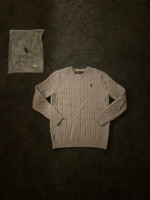 Grå stickad tröja Polo Ralph Lauren - Hej säljer en grå ralph lauren tröja i storlek M👍. Ni får även med en påse till det😊. Skriv gärna om ni har funderingar!