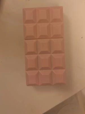 Sweet Tooth parfym rosa design - Snygg parfym med unik rosa förpackning, designad av Sabrina Carpenter. Volym: 1 FL OZ (30 ml). Perfekt för dig som gillar trendiga och lekfulla detaljer.