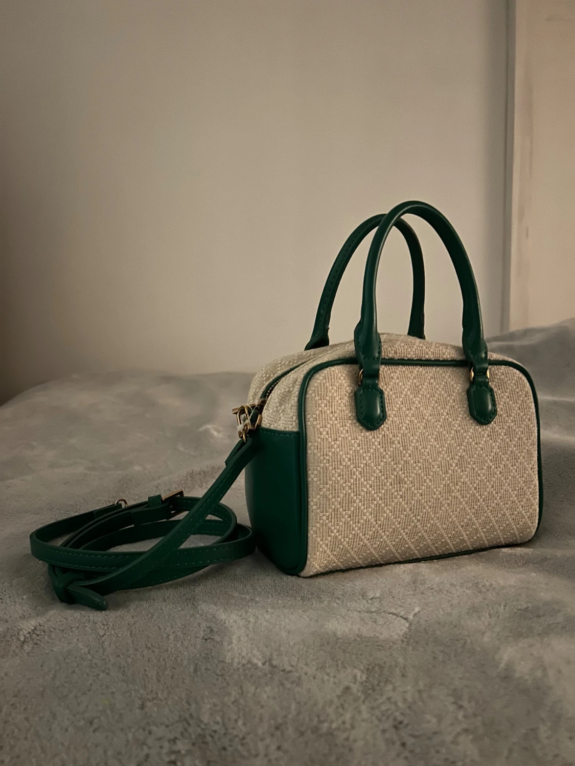 Beige och grön handväska med axelrem  - 1