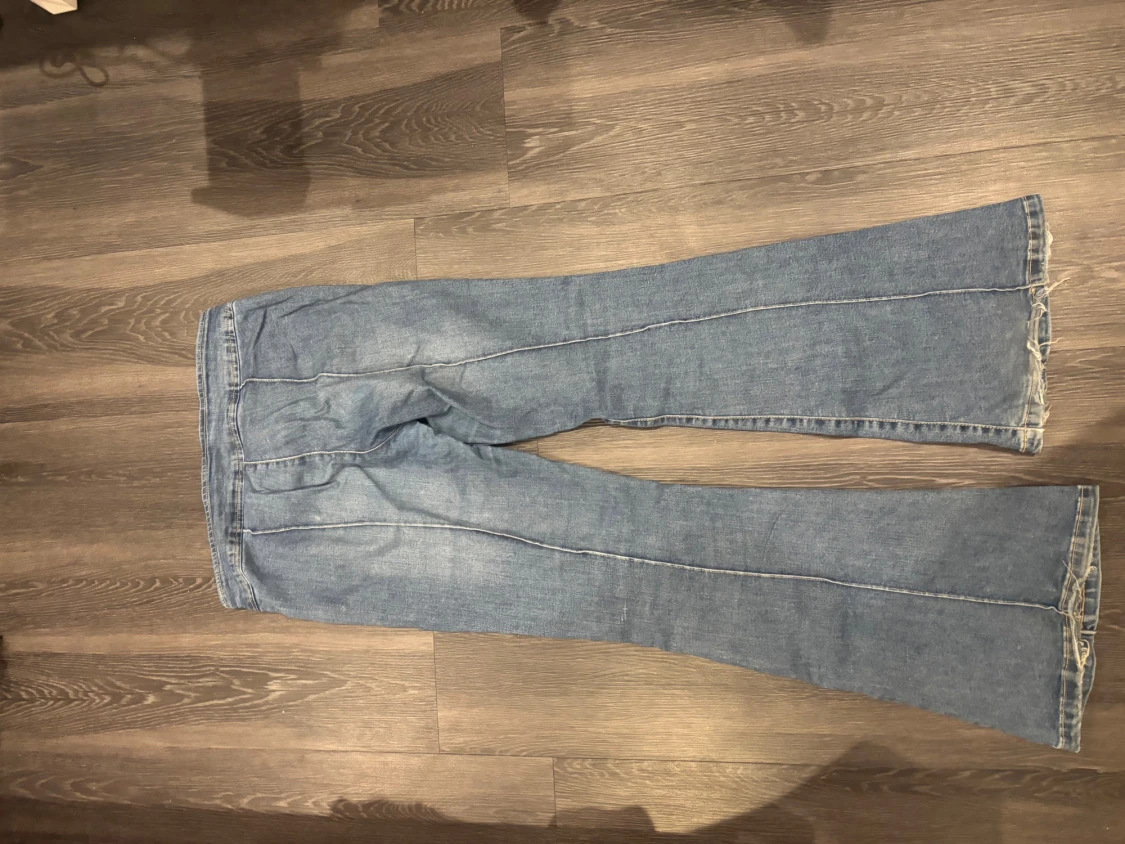 Blå bootcut jeans med bälte - 2