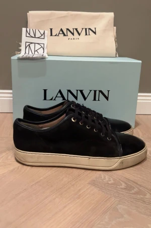 Lanvin Skor - Tja! Säljer nu dessa lanvin patent cap toes i storlek uk 9/43-44 men passar också 45. Skorna är i bra skick men syns att dom använts. Låda, dustbag, extra skosnören och kvitto medföljer. Kontakta vid frågor! INGA BYTEN!