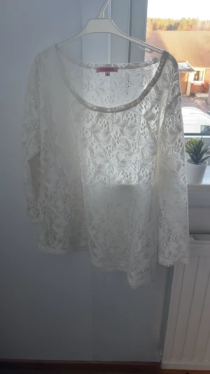 Vit spetsblus från Indiska - Super fin vit blus från Indiska, inte använt så mycket.😊
