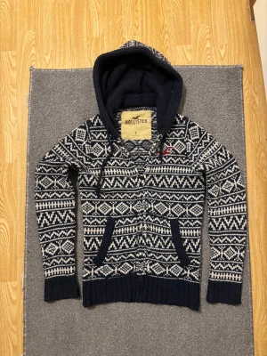 Vintage Stickad Hollister Kofta - Säljer nu denna unika stickafe Hollister cardiganen/kofta | Väldigt bra skick, lite nopprig men inget som syns | Storlek S | Modell 175, 68 kg | Hör av vid frågor & funderingar | PRIS KAN DISKUTERAS!