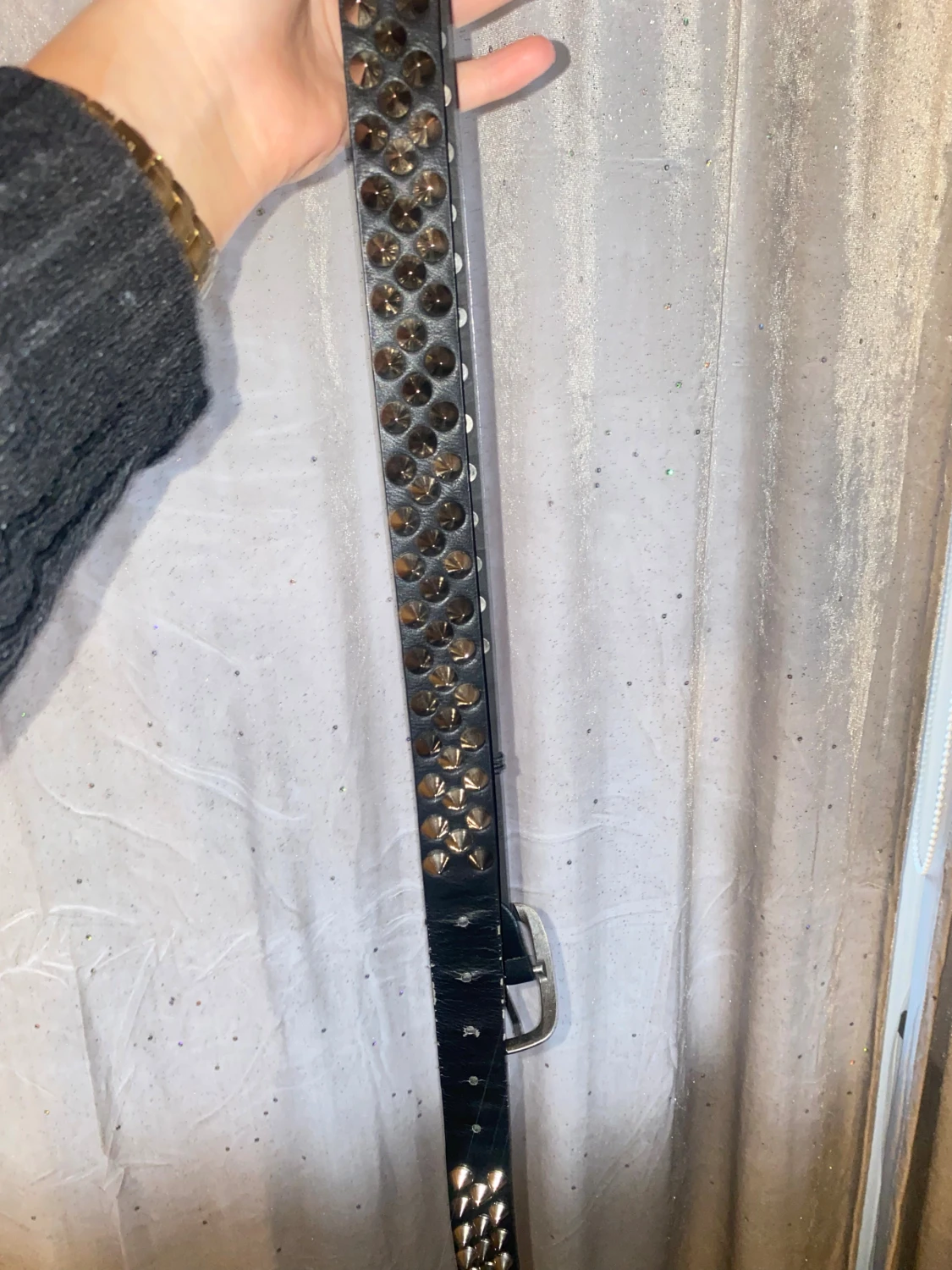 Svart nitad skinnskärp med silverdetaljer - 1