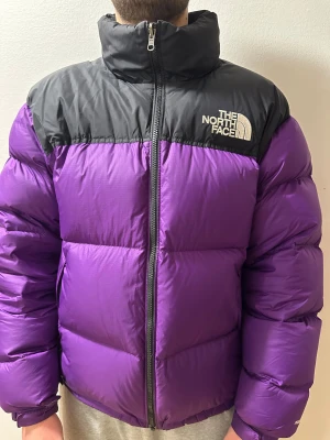 The North Face 1996 Retro Nuptse Packable Jacket - Säljer denna jacka då jag köpt en ny. Bortsett från att bandet på dragkedjan är försvunnen och att man ser en liten missfärgning (inget som syns direkt om man ej letar efter det) så är den så gott som ny. Varsamt använd. Har för mig att den ej säljes längre! Köptes original för cirka 3100 kr (har kvitto ifall önskas).
