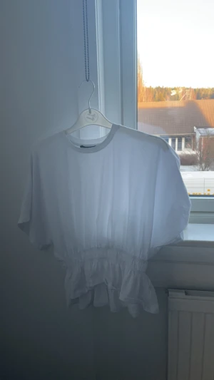 Vit blus från lager - Säljer den för 90kr, från lager 157