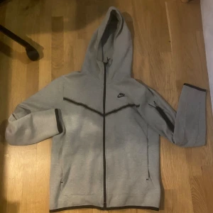 Nike Tech hoodie med dragkedja. GRÅ - Nike Tech hoodie med dragkedja. GRÅ. Använd men bra skick. 