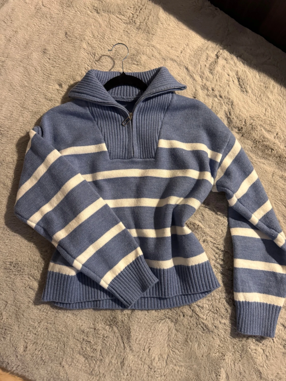 Blåvit randig stickad tröja med zip