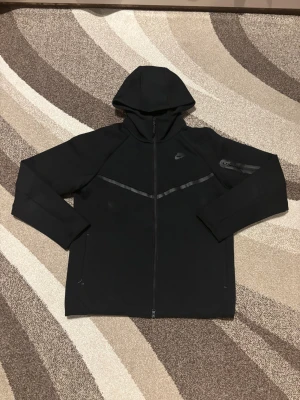 Nike Tech Fleece Tracksuit  - Säljer nu min Nike Tech Tracksuits då stilen inte passa mig. Det helt nya och helt oanvända. Lapparna allt är kvar. De är storleken XXL och sitter perfekt. Vid frågor är det bara att skriva.