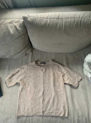 Stickad kofta - Säljer denna beige stickade kofta.