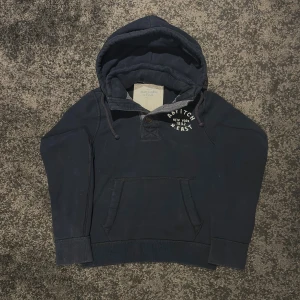 Abercrombie and Fitch Hoodie - Säljer denna Abercrombie & Fitch hoodien / cardigan med knappar. Storlek L och väldigt bra skick. Skriv ett meddelande om du har några frågor eller vill ha mer bilder.