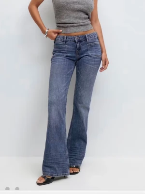 bootcut jeans Gina Tricot - Säljer dessa super snygga slutsålda jeans från Gina. Endast använd 1 gång