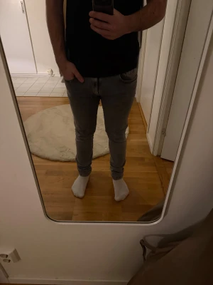 Replay Hyperflex Anbass grå jeans 32/32. - Säljer ett par Replay Hyperflex Anbass jeans i grå tvätt. Nästan ny skick 8/10. Har en liten slitning på vänstra sidan, men annars är dom i jättebra skick! Kan diskutera om priset!