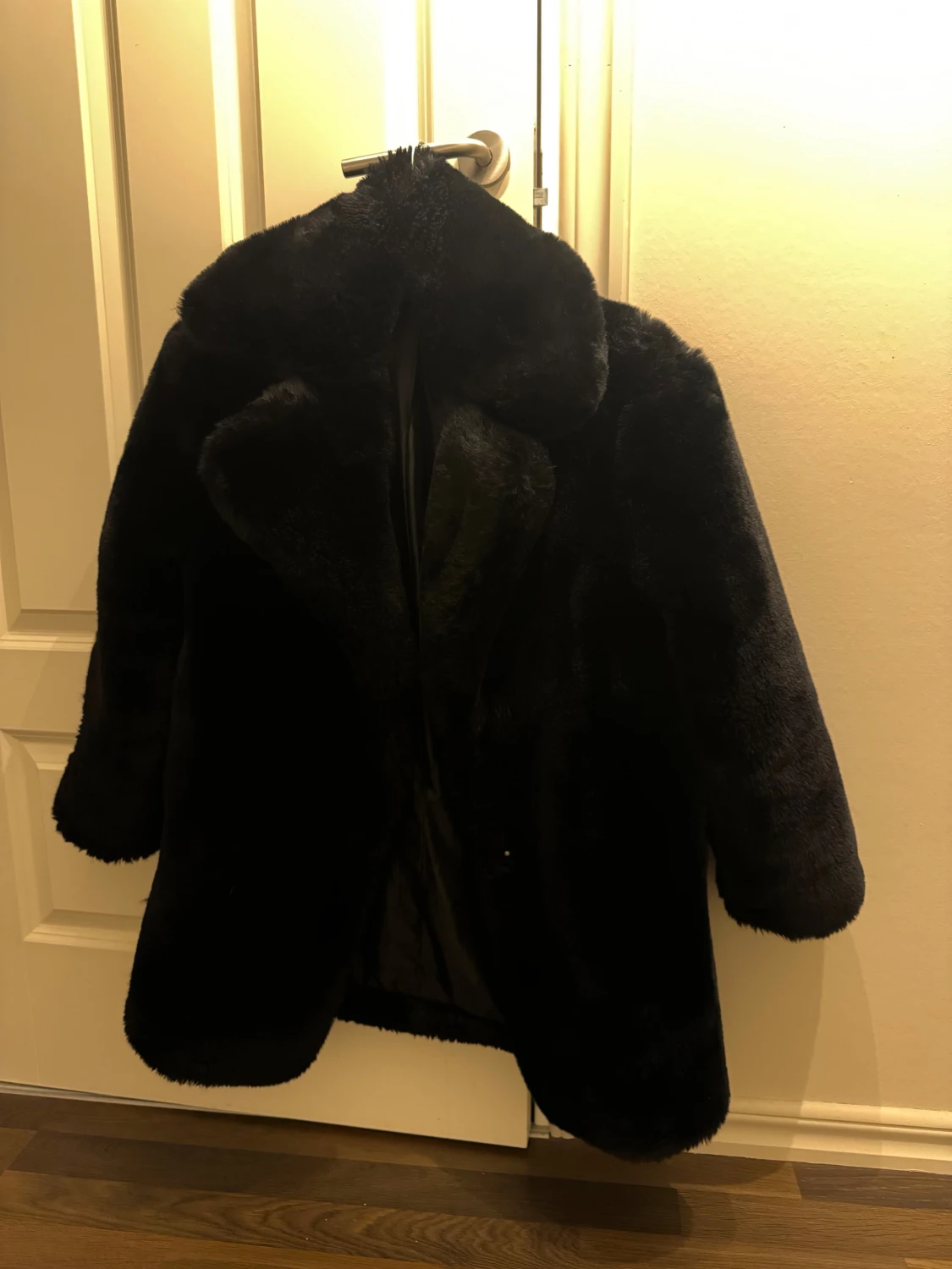 Svart fuskpälsjacka från Mango  - 1