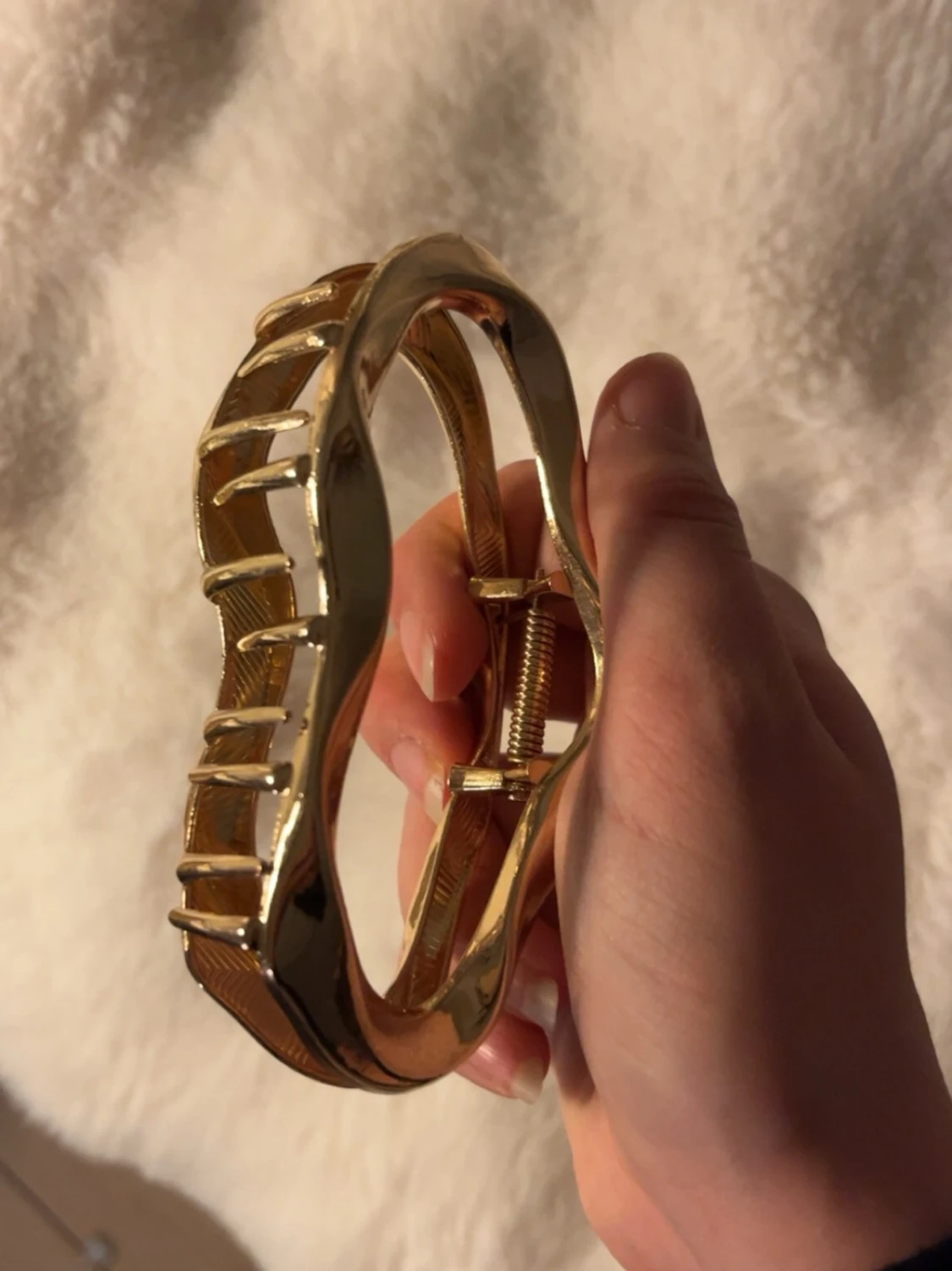 Snygg guldig hårklämma ! - 1