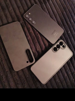 Samsung Galaxy S23+  - ENDAST SERIÖSA KÖPARE. Säljer min Samsung Galaxy S23+ i bra skick. Telefonen fungerar helt utan problem och har alltid varit väl omhändertagen. Små, knappt märkbara repor på skärmen kan synas utan skärmskyddet. Ett litet märke syns vid lattporten utan fodral, I övrigt är den i toppskick. Batterihälsan är stark och håller enkelt över en hel dag. Detta ingår i köpet: Original laddare + kabel 2 paket med olika typer av skärmskydd 2 skal av hög kvalitet. Först till kvarn, billigt pris.