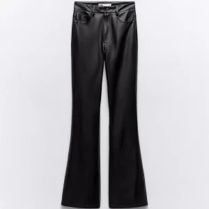 Svarta bootcut byxor i skinn från Zara - Snygga svarta bootcut byxor från Zara i skinnmaterial. Använd 1-2 gånger, precis som ny🩷