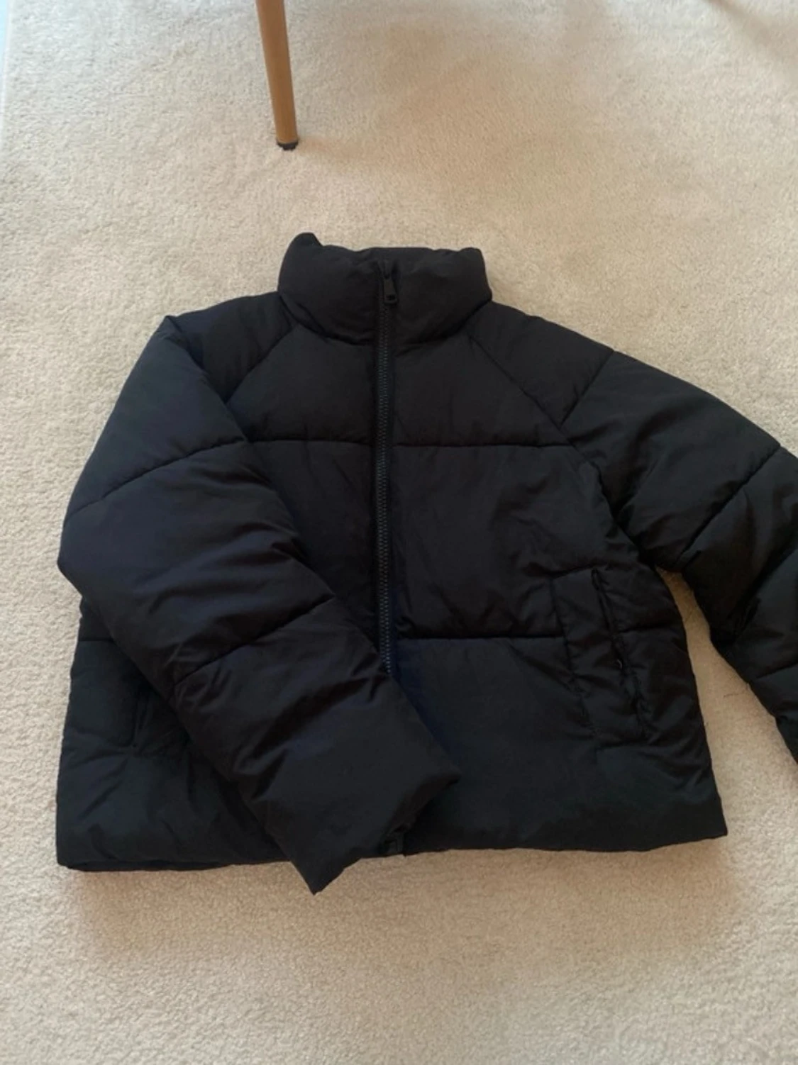 Svart pufferjacka från Monki