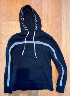 Maya Delorez Hoodie Svart - Svart Maya Delorez hoodie i storlek S. Äkta. Säljs inte i affär längre 