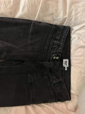 Svarta bootcut med coola knappar  - ALDRIG ANVÄNDA svart bootcut med coola knappar. Stolek S 