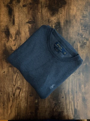 Polo Ralph Lauren Tröja - Polo Ralph Lauren-tröja i mycket bra skick. Klassisk old money-look med tidlös passform och hög kvalitet. Äkta Polo Ralph Lauren, välvårdad. 