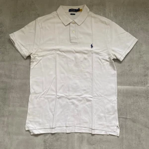 Vit Polo Ralph Lauren pike  - Jag Säljer en fet pike från Polo Ralph Lauren| skicket på tröjan är bra 8/10 | storlek L | ny pris 2000: mitt pris är 399 | skriv vid frågor och funderingar       