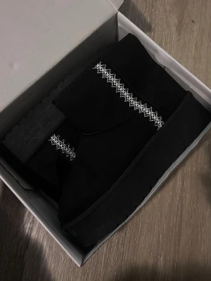 Svarta boots med vit zigzag-söm - Sprillans nya säljer då jag fick i present men har liknande!