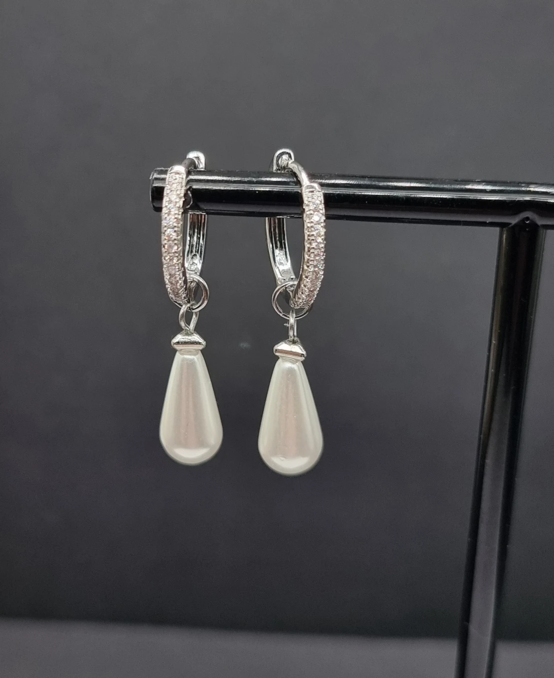 Handgjorda örhängen med pärldroppar och zirconia  - 1