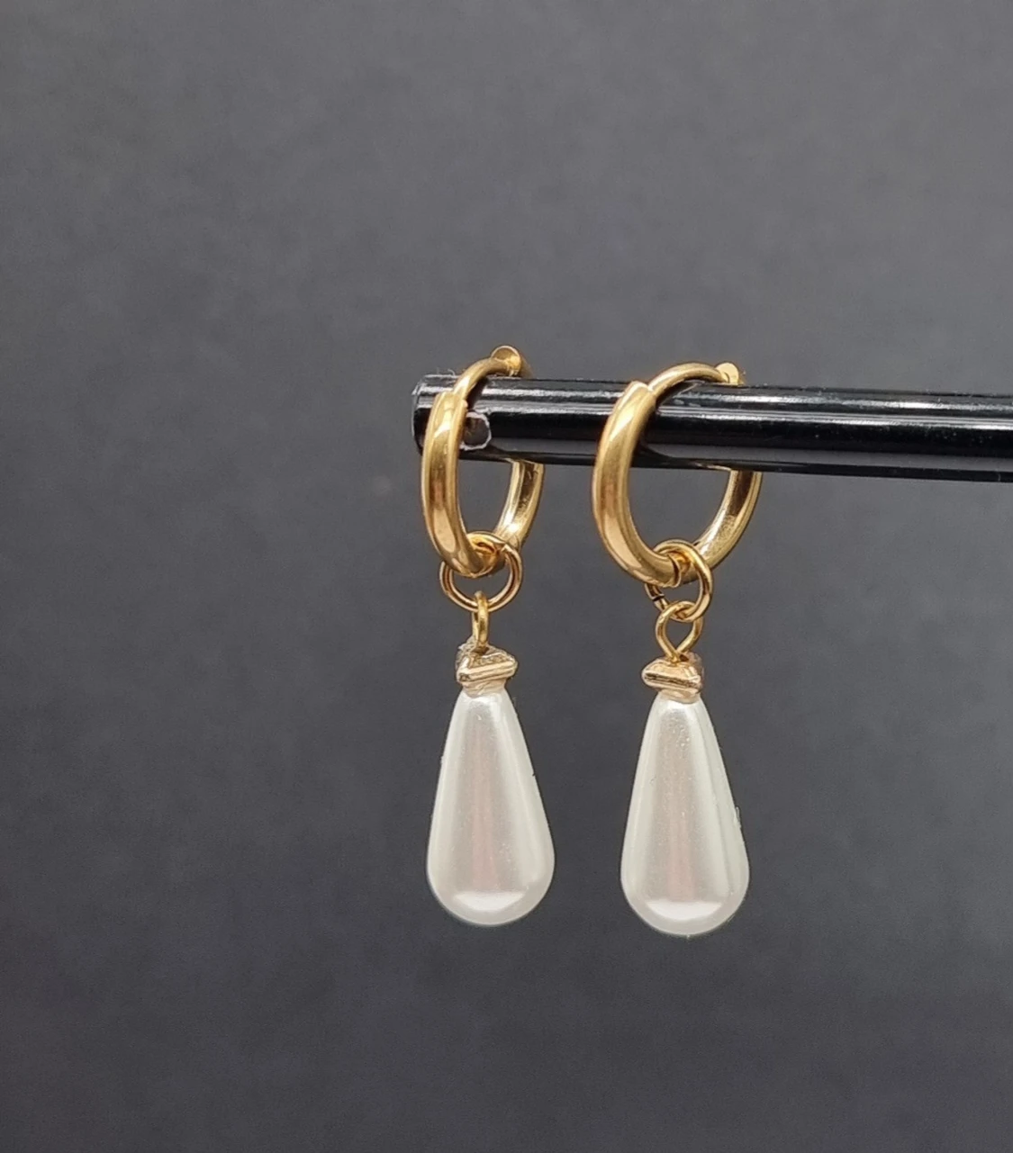 Handgjorda örhängen med pärldroppar 