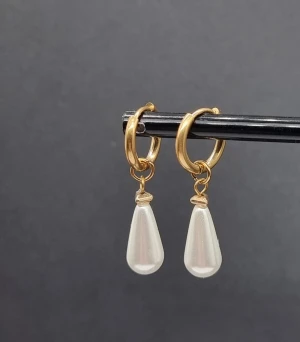 Handgjorda örhängen med pärldroppar  - Material-rostfritt stål.  Liknande Maria Nilsdotters smycke 