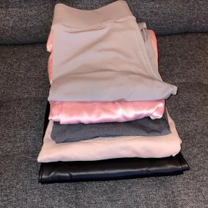 Byxor/ jeans  - Klädpaket med jeans och  byxor 3 par är ej använda. Skriv för fler bilder 