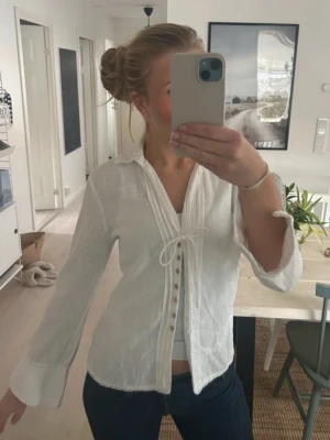 Vit blus  - Superfin blus från Zara med prislapp kvar. 