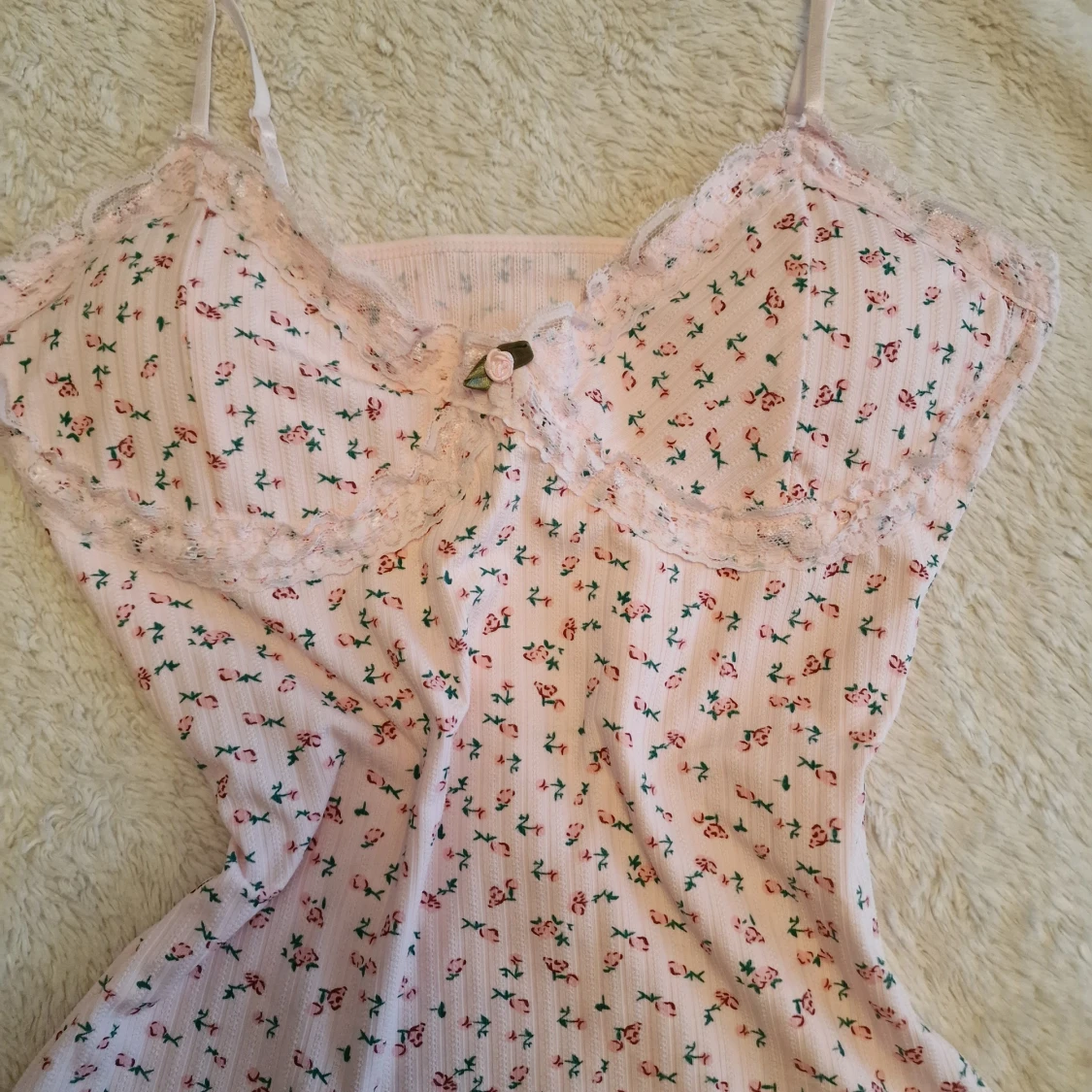 Söt blommig linnetopp med spets 3 st - 4