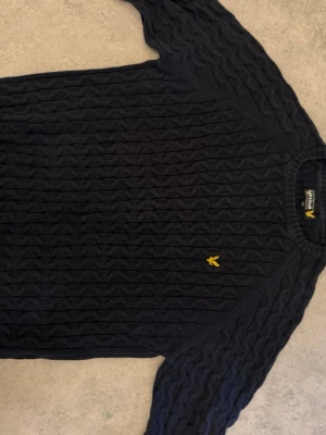 Mörkblå stickad tröja från Lyle & Scott - Säljer en mörkblå stickad tröja från Lyle & Scott, mycket bra skick i storleken M