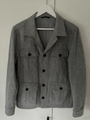 Oscar Jacobson overshirt - Grå läcker populär Oscar Jacobson Overshirt i storlek M. Nyskick och inga hål, fläckar eller defekter så superfin verkligen som ny! Galet snygg på perfekt året om och passar till allt!