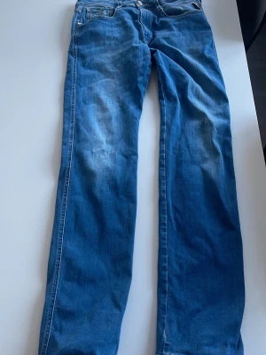 Replay Anbass blå jeans slim fit - Jeans från replay original pris 1799kr. En liten slitning vid slutet av dragkedjan( visas på sista bilden) 