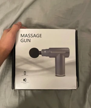Massage pistol - Kraftfull massagepistol med lång batteritid och tyst drift. Levereras med fyra utbytbara massagehuvuden och USB-laddkabel. Perfekt för muskelavslappning och återhämtning. Produkten är i nyskick och komplett med originalförpackning.