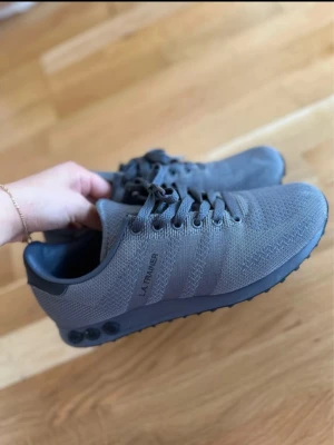 Adidas LA Trainer grå sneakers - Snygga Adidas LA Trainer sneakers i mörkgrå färg med stickad ovandel och klassisk snörning. Skick 10/10, skriv vid frågor