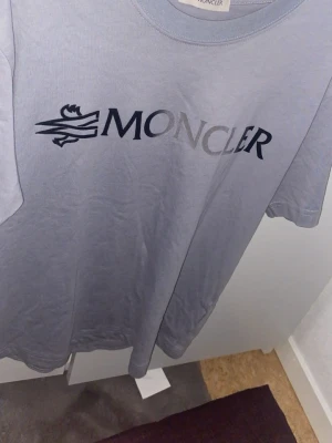  Moncler t-shirt  -  Tillverkad i mjuk bomull som känns skön mot huden. Perfekt för dig som gillar stilrena designer och exklusiva märken. fler bilder går o skicka