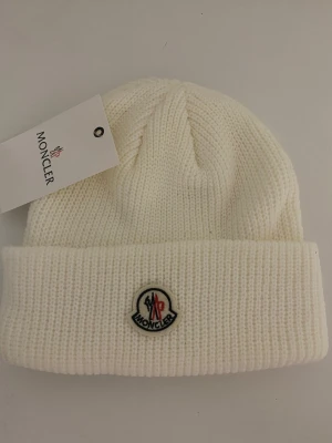 Moncle'r mössa - Säljer en helt ny och oanvänd Moncle'r mössa I storlek One Size